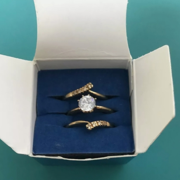 Solitaire Ring with Jacket Set - Size 5 Beautiful AVON set--BRAND NEW in BOX - Picture 2 of 4
